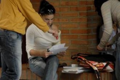 Estudiantes en la Universidad, a la salida de uno de los exámenes de Selectividad