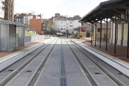 El pasillo ferroviario está urbanizado por completo desde la estación de Padre Isla hasta la parada de La Asunción. MARCIANO