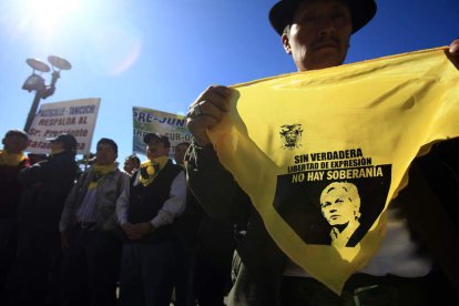 Simpatizantes de Rafael Correa participan en una manifestación en favor de Julian Assange.