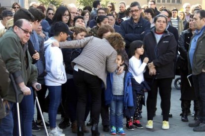 La alcaldesa de Santa Perpètua de Mogoda, Isabel García, consuela a los hijos Leydi, madre de cinco niños, acuchillada el pasado febrero.