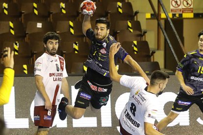 El Ademar cierra su semana de tres encuentros midiéndose al Balonmano Nava. MARCIANO PÉREZ