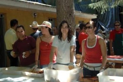 Un grupo de voluntarios de Ugal se dispone a repartir la comida entre los asistentes