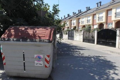 El vecino confundido por los rumanos como autor de los disparos iba a tirar la basura en esta calle.