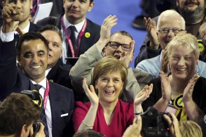 La líder de los nacionalistas escoceses, Nicola Sturgeon, celebra los resultados.