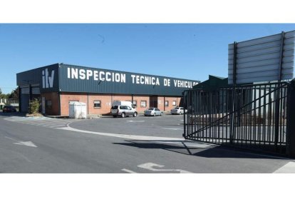 Acceso a las instalaciones de una de las instalaciones de la ITV de la provincia. L. DE LA MATA