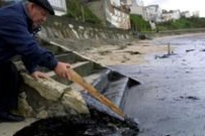 Marea negra en la Playa de Malpica, en La Coruña