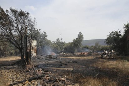 El incendio forestal declarado el miércoles por la noche por los rayos de una tormenta seca en la reserva de la Sierra de la Culebra. MARIAM A. MONTESINOS