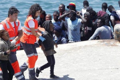 Inmigrantes rescatados, a su llegada al puerto de Tarifa, el 29 de julio.