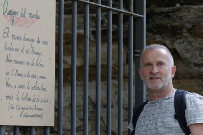 Paco Romo, el precursor de los Amigos del Mocho, junto al cartel que ha colocado en la verja de la bolera de San Marcos. FERNANDO OTERO