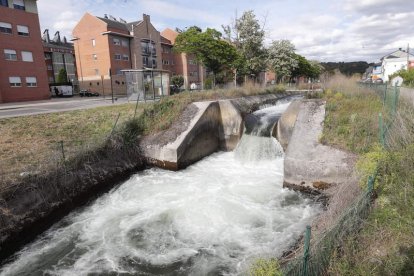 Vista del Canal Bajo el pasado mes de abril, a su paso por el barrio de Compostilla. L. DE LA MATA