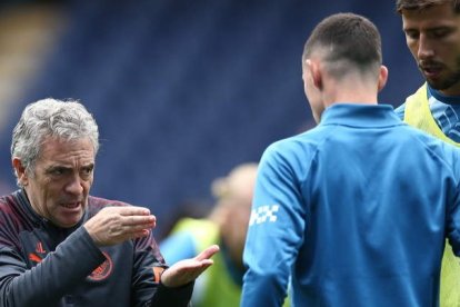 Juan Manuel Lillo da órdenes a los jugadores del Manchester City. VAUGHAN