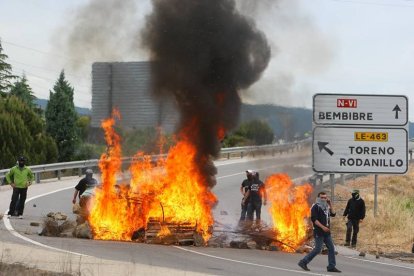 Mineros cortan la autoví­a A-6 y la N-VI, a su paso por la localidad de San Román de Bembibre