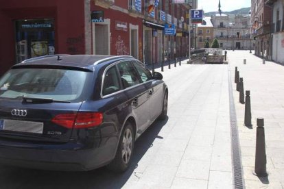 Un vehículo circula en dirección a la plaza del Ayuntamiento de Ponferrada, con la casa consistorial al fondo de la imagen.