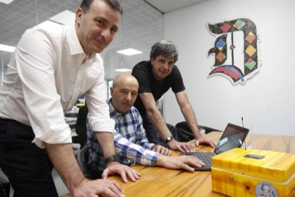 Ramón Ángel Fernández, Antonio Prieto y Álvaro Castellanos, con el prototipo que han desarrollado. RAMIRO