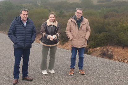 La delegada de la Junta en León, Ester Muñoz, visita el camino rural de Sotillos de Sabero. JCYL