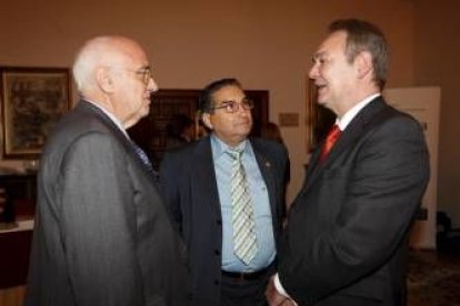 Juan Gómez, Jesús Antón Cuñado y José Ignacio Lagartos charlan antes de inaugurar las jornadas ayer