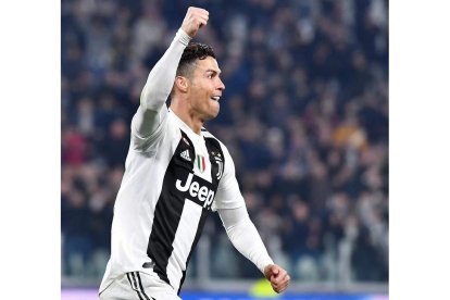 Cristiano Ronaldo marcó los tres goles de la Juventus que tumbaron al Atlético que llegaba a Turín con una renta de dos tantos. DI MARCO