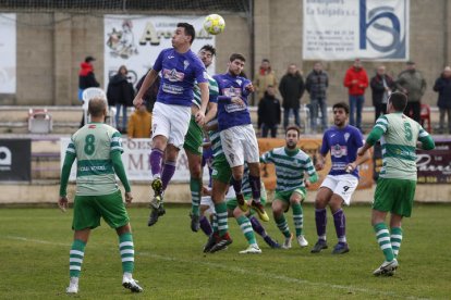 Partido de fútbol entre La Bañeza FC y La Virgen. FERNANDO OTERO PERANDONES