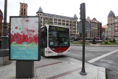 Un autobús que presta su servicio en la capital.