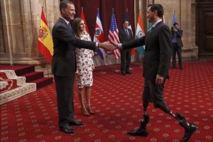 Los Reyes saludan al ingeniero Hugh Herr.