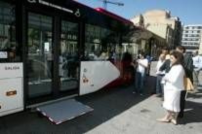 Los nuevos autobuses en la plaza de San Marcelo