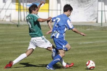 Bandera y Tano pugnan por un balón que en esta ocasión se llevó el lateral de la Ponferradina B.