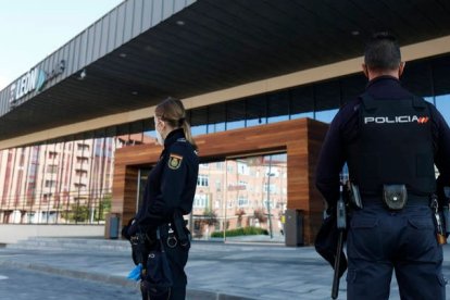 Imagen de archivo de la estación de trenes de León custodiada por la policía durante la emergencia del covid. FERNANDO OTERO