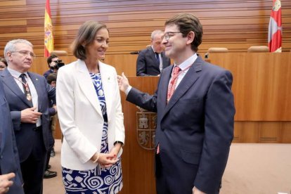 La ministra de Industria, Comercio y Turismo, Reyes Maroto, conversa con el nuevo presidente de la Junta, Alfonso Fernández-Mañueco