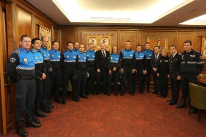 El alcalde junto a los nuevos integrantes de la Policía Local.