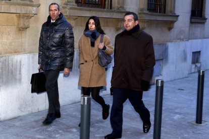 Luis Enrique Valdeón (procurador), Raquel Gago y Fermín Guerrero (abogado)