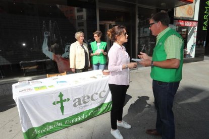 La Asociación Contra el Cáncer recoge hoy firmas para exigir un plan nacional de investigación.