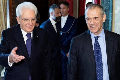 El presidente italiano, Sergio Mattarella (derecha) junto a Carlo Cottarelli en el Palacio del Quirinal en Roma.