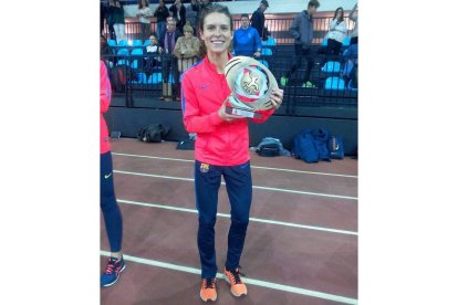 Blanca con el trofeo de campeona de la Copa de la Reina. SPORTMEDIA