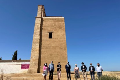 Suárez-Quiñones visita la torre restaurada de Castilfalé. DL