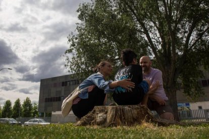 Los padres, con el alumno del instituto Eras de Renueva, ante el propio centro educativo. FERNANDO OTERO