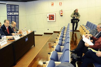 Aparició, a la izquierda en la imagen, ayer, en la asamblea de Cecale celebrada en Valladolid.