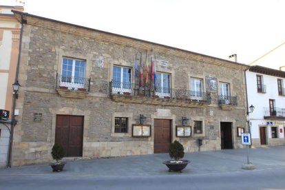 El salón de plenos del Ayuntamiento de Villafranca del Bierzo será el escenario en el que se hará público, este sábado a las 12 horas, el fallo del jurado del Premio Nacional de la Crítica Literaria.