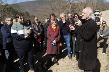 David, el hijo de Pepe Álvarez de Paz, sostiene las cenizas de su padre en presencia de Teresa, la viuda del político, mientras escuchan al cantautor Amancio Prada a los pies de la Sierra de Gistredo. L.DE LA MATA