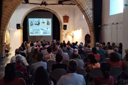 La casa de cultura de Mansilla de las Mulas, abarrotada en el homenaje a victimas del franquismo. DL