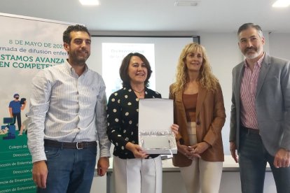 Mercedes Fernández Castro posa con el reconomiento. HOSPITAL CLÍNICO VETERINARIO DE VALLADOLID