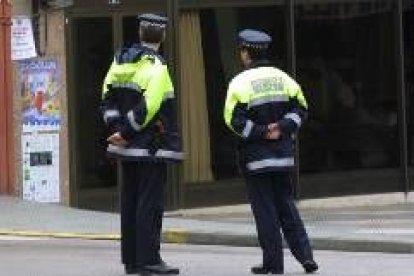 Dos agentes municipales de Bembibre, en la plaza del Ayuntamiento en una imagen de archivo