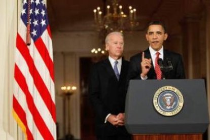 El presidente de EE.UU., Barack Obama, junto al vicepresidente, Joseph Biden, tras la aprobación de