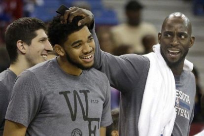 Garnett, en una imagen de la pasada temporada, con la nueva estrella de Minnesota, Towns