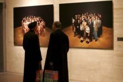 Dos sacerdotes observan la obra «En círculo II», de Mira Bernabeu