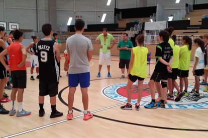 Chiqui Barros se dirige a los participantes del campus en la cancha del Bembibre Arena.