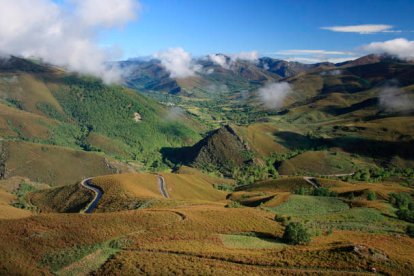 Valle de Ancares, en una imagen de archivo de una de las zonas más bellas del Bierzo. MANUEL FÉLIX