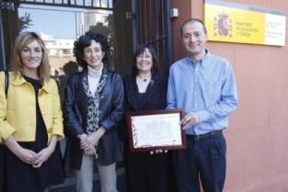 Ana Fernández, Mercedes Cabrera, Lola Abelló y Javier Barcia, con el premio al Ampa Tierno Galván