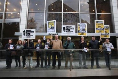 Manifestación de Adicae contra las entidades que no han devuelto la cláusula suelo en Barcelona.