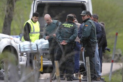 El cuerpo sin vida de Mari Carmen Fernández fue retirado por orden de la jueza a las 20.00 horas para su traslado a León.