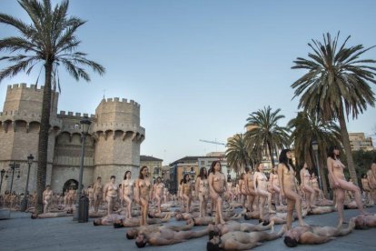 Cientos de voluntarios posan frente a las Torres de Serrano de Valencia para el fotógrafo estadounidense Spencer Tunick.